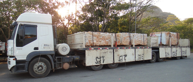  11.09.2011 - PRF apreende carreta com 17 mil kg de excesso de carga, na BR-101, ES
